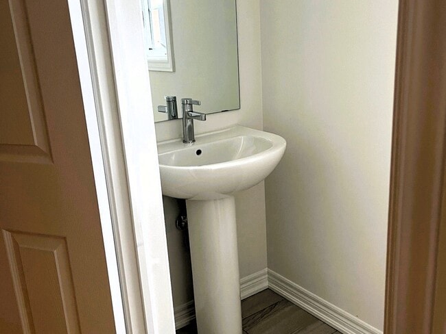 Photo du bâtiment - Thoughtfully Designed, Open Concept Layout...