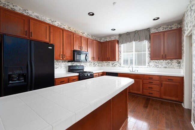 Building Photo - Beautiful 3 bedroom townhome in Eastlake, ...
