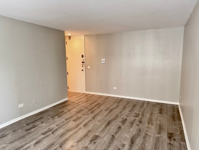 Building Photo - 539 W Stratford Pl