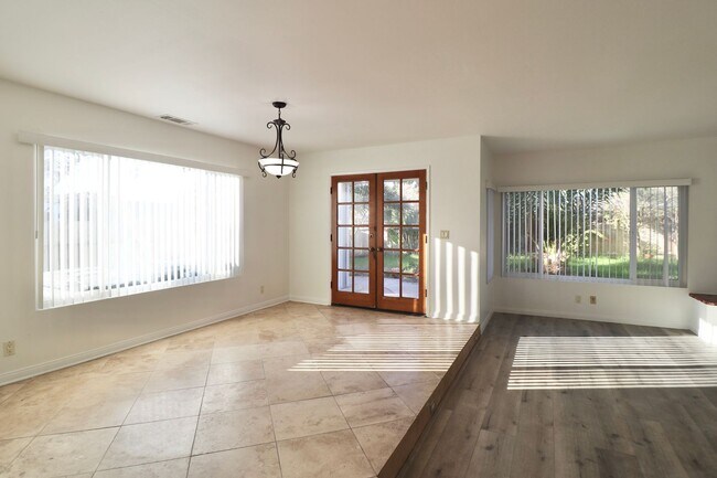 Building Photo - Beautifully updated 2-bedroom 2.5-bathroom...