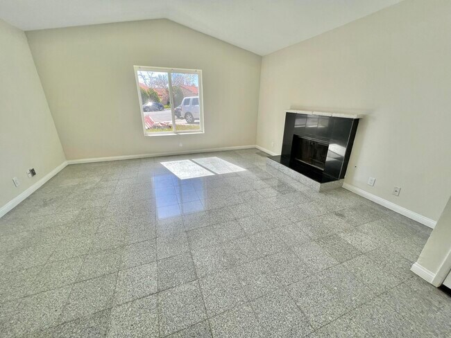 Building Photo - 37547 Lilacview Ave