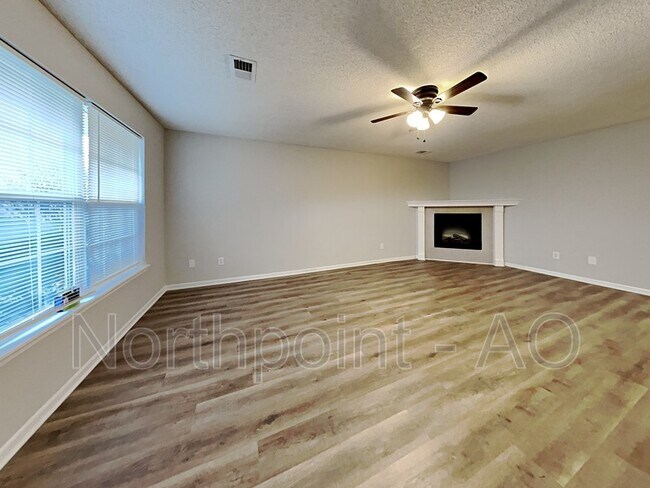 Building Photo - 402 NW Woodbury Dr