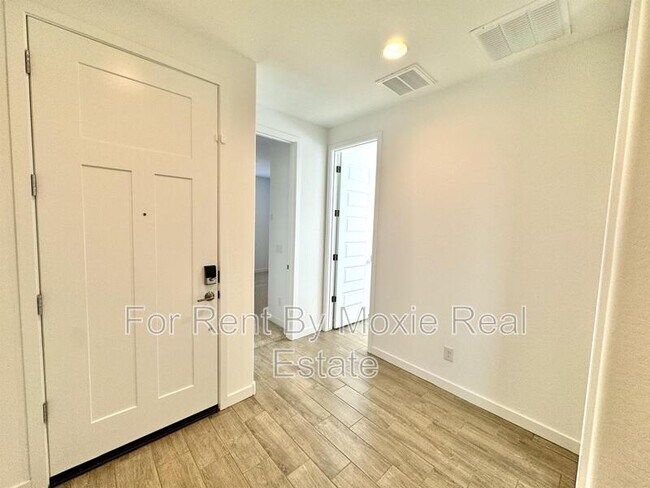 Building Photo - 36370 W Leonessa Ave