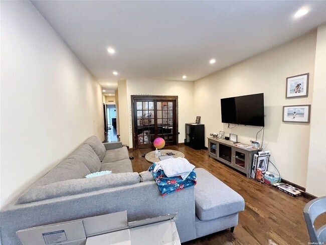 Foto del edificio - 76-44 Park Ln S