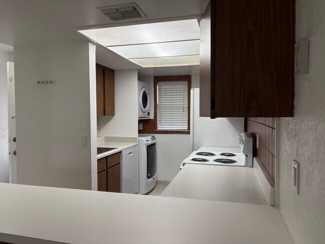 Building Photo - 405 E San Sebastian Ct