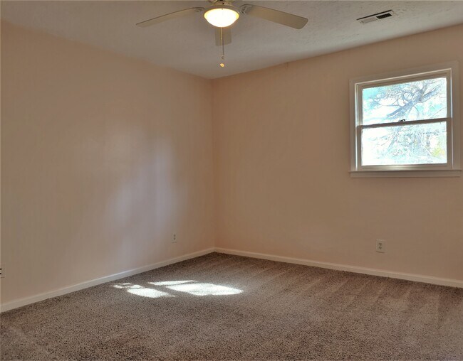 Back Bedroom - 6218 Frontage Rd