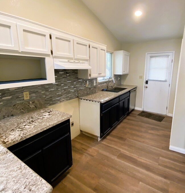 Foto del edificio - Newly Renovated Condo - In Beautiful Gated Community!