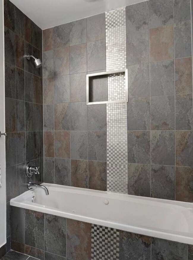 Foto del edificio - Beautiful 3 bed & Den + 3 Full Baths - Gorgeous upper level unit