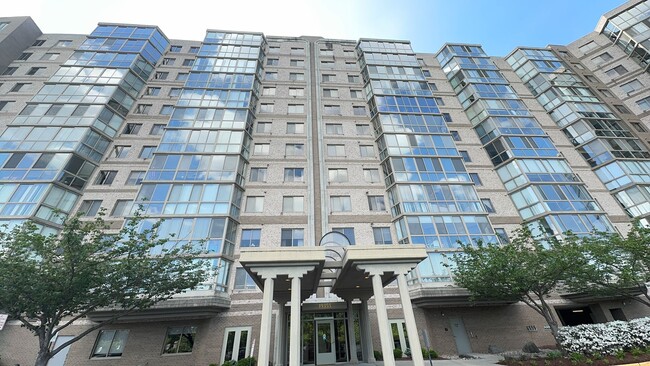 Sun-filled 2 Bed 2 Bath Condo With Sunroom... - Sun-filled 2 Bed 2 Bath Condo With Sunroom...