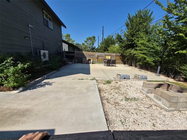 Foto del edificio - 12335 Roy Rd