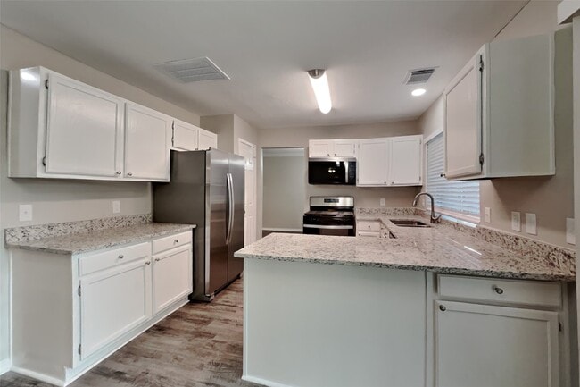 Building Photo - 9919 Villa Verde Dr