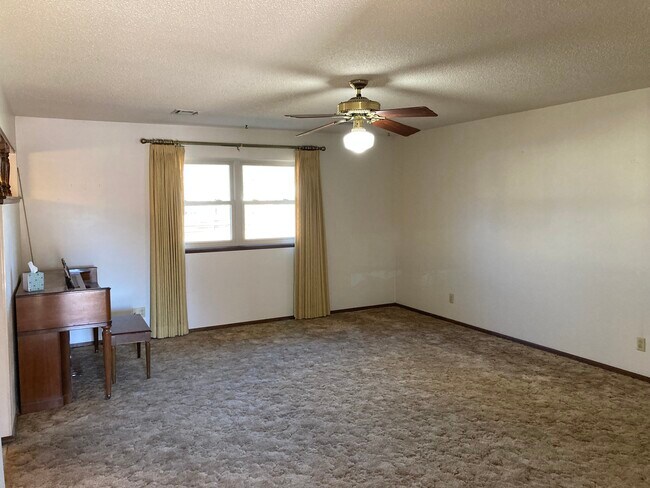 Building Photo - 402 Juniper St