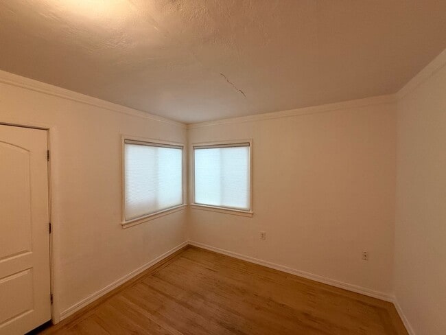 Building Photo - 216 11th St