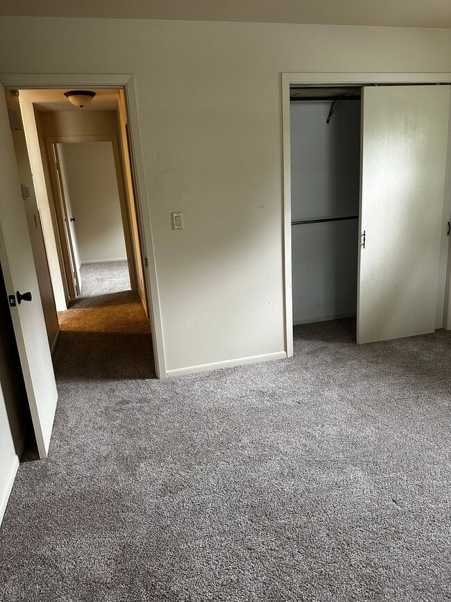 Building Photo - 1837-1837 Post Rd