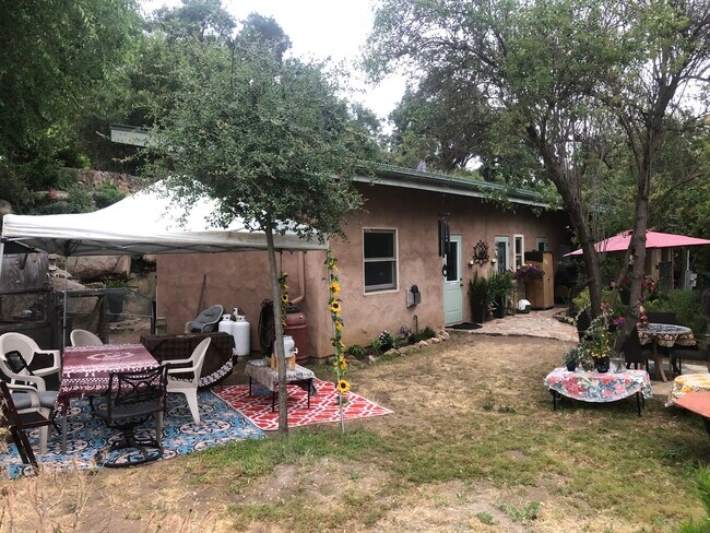 Casa y patio delantero con mucho espacio. - 13915 Mussey Grade Rd