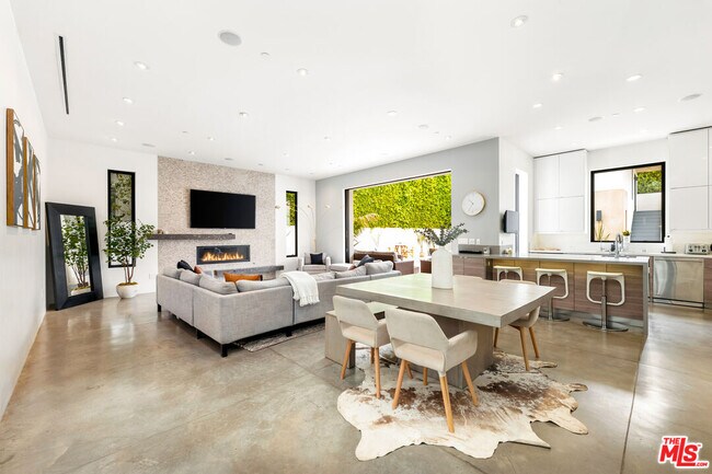 Building Photo - 454 N Sweetzer Ave