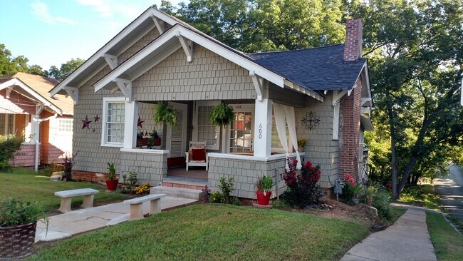 Foto del edificio - 600 W Council St