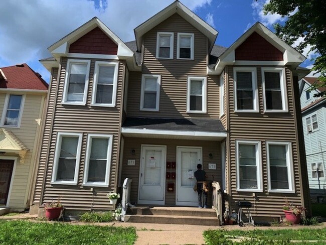 Building Photo - 673 Sims Ave