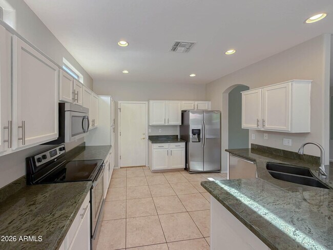 Building Photo - 203 W Cedar Dr