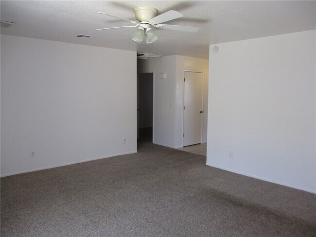 Foto del edificio - 1489 Bluffs Cir