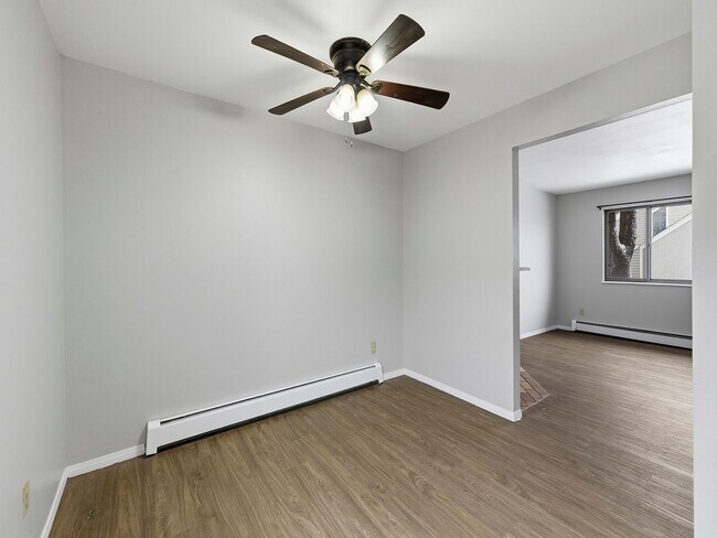 Foto del edificio - Spacious 2 Bed Condo W/ Bonus Basement Room, Fireplace & Garage Available NOW!