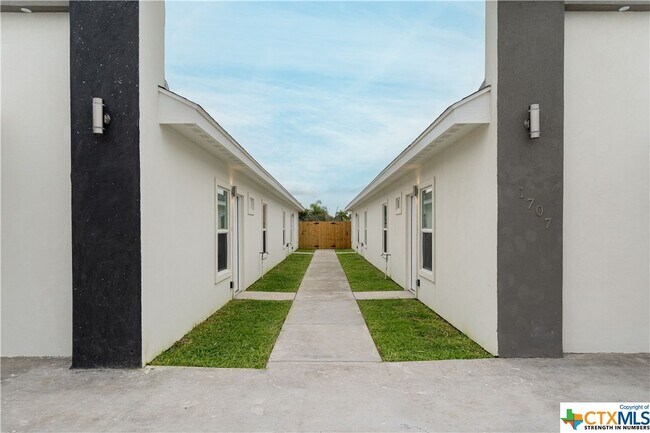 Building Photo - 1707 Angelina Dr