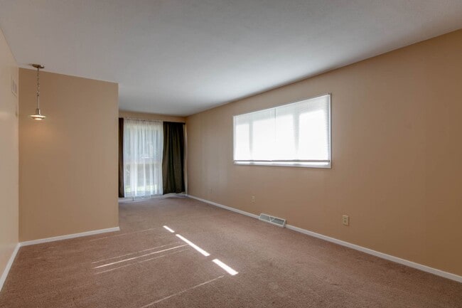 Building Photo - 1816 Elaine Dr