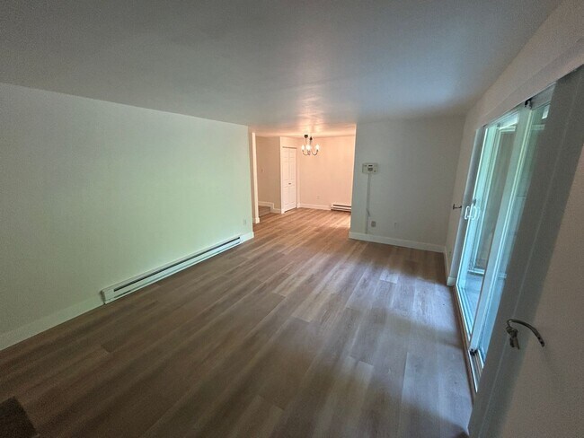 Foto del edificio - 3 Bed, 1.75 bath Condo w/2 parking spots i...