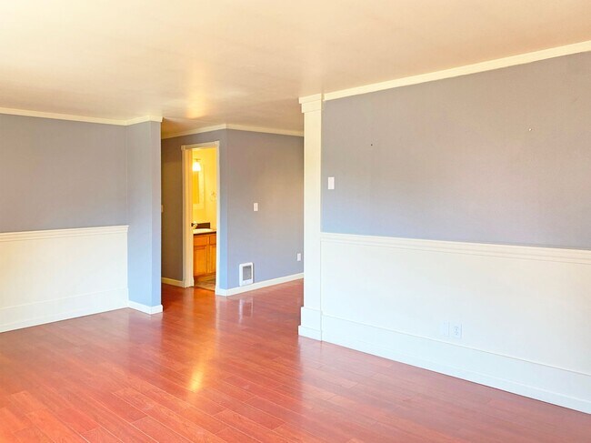 Foto del edificio - Darling 2 bedroom condo with fenced yard