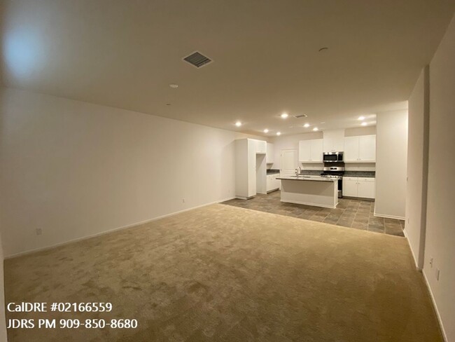 Building Photo - Fontana 3 Bedroom Home
