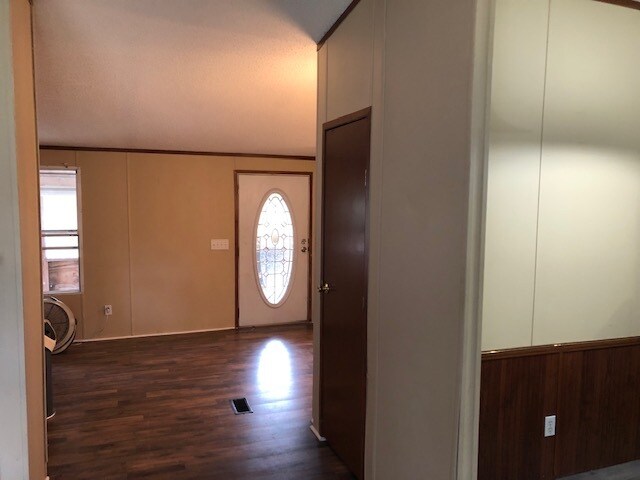 Foto del edificio - 725 Johnson Lake Rd