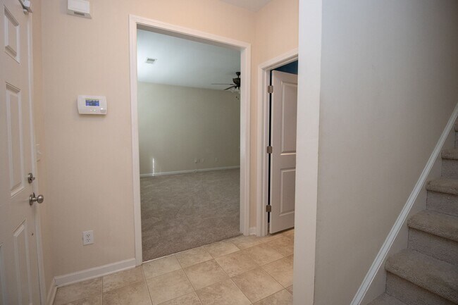 Foto del edificio - Spacious 3 Bedroom, 2.5 Bathroom Townhome ...