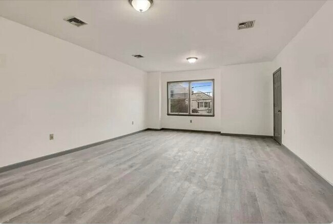 Foto del edificio - 123 Bayview Ave