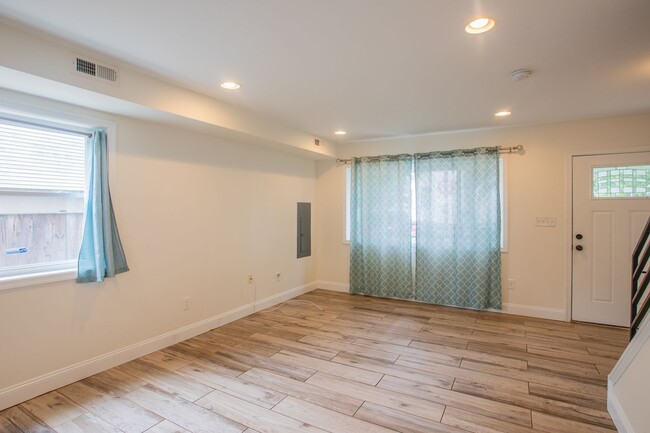 Foto del edificio - Beautiful 2 BR/1.5 BA EOG Townhome in Dean...