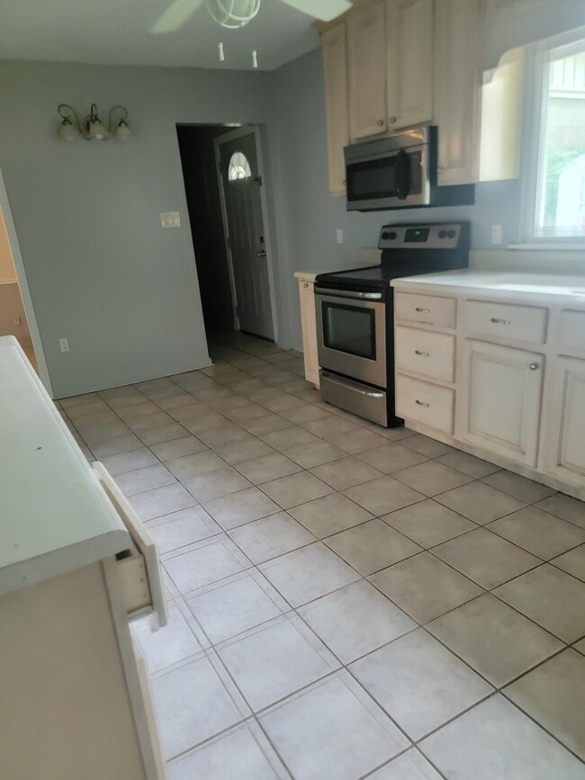 Building Photo - 318 W Whatley St