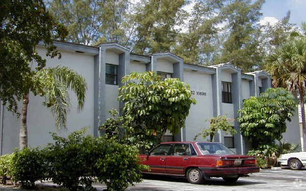 Foto principal - 10682 Royal Palm Blvd