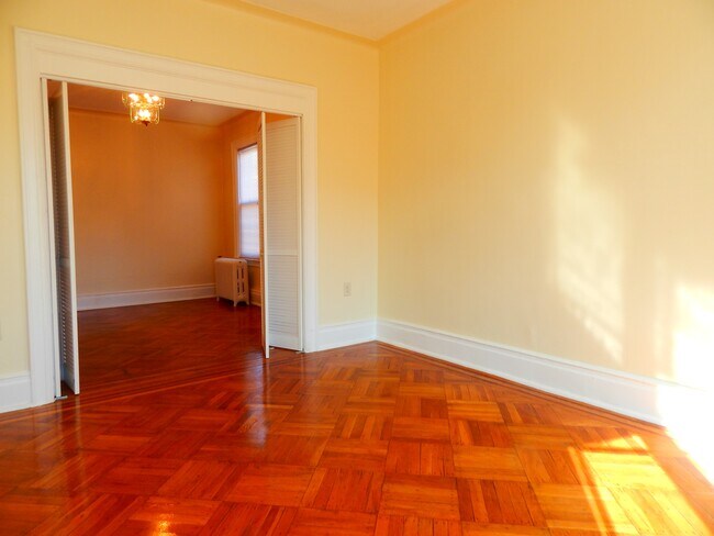 Building Photo - 228 Hutton St