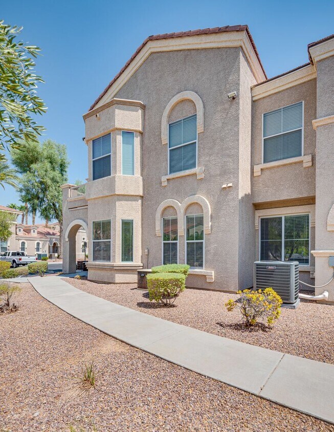 Foto principal - 2 bedroom - 2 Bath - 2 car Garage - Gated ...