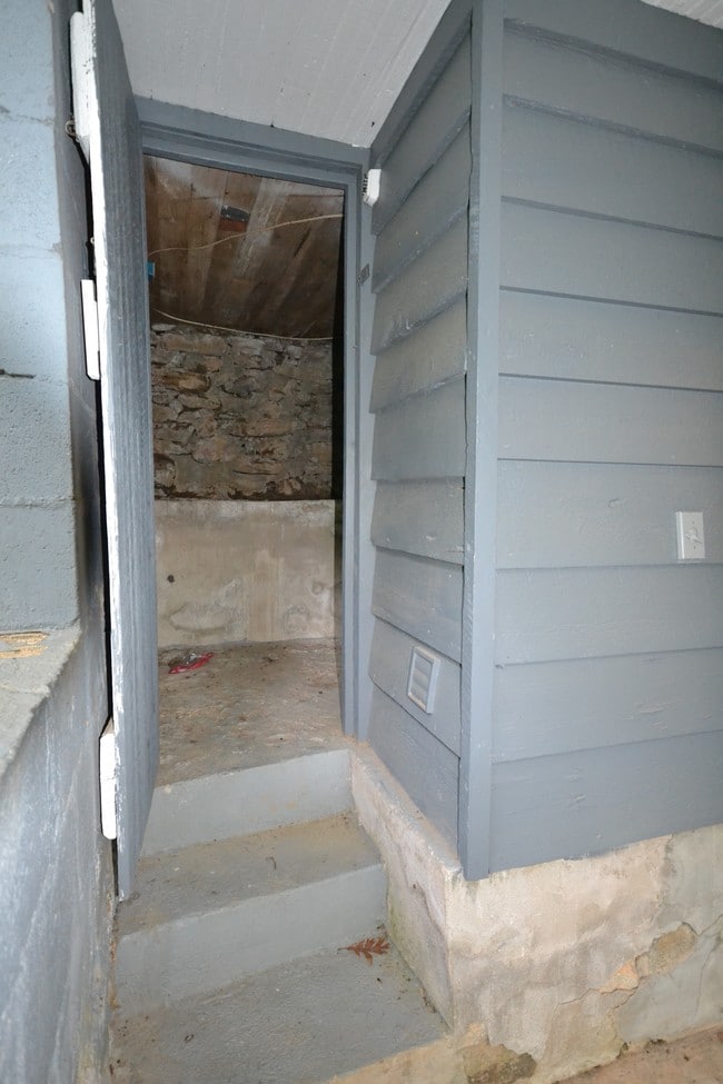 Building Photo - 547 Lockhart Rd