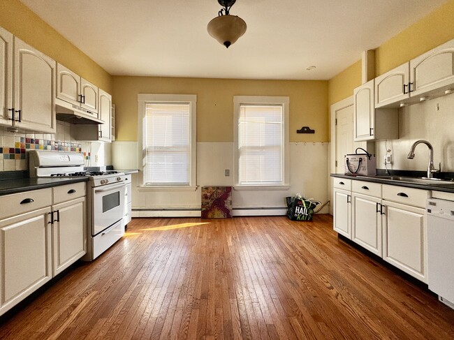 Building Photo - 151 Sandwich St