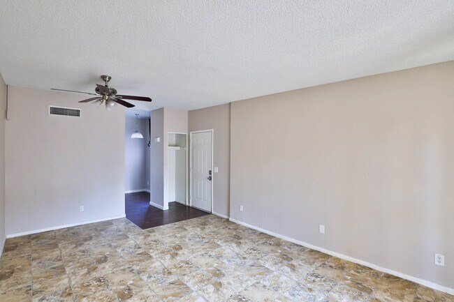 Building Photo - 2813 E Paradise Ln