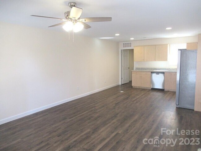 Building Photo - 3774 English Oak Dr