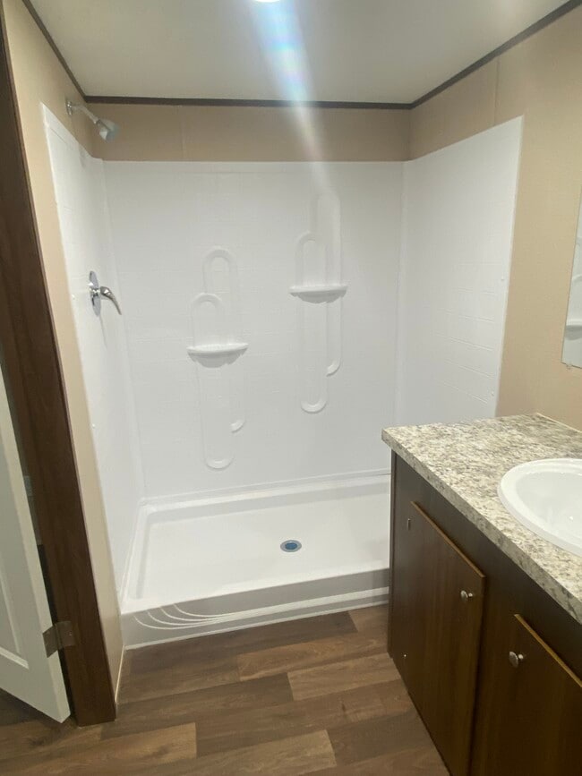 Foto del edificio - 339 Water Brook Dr