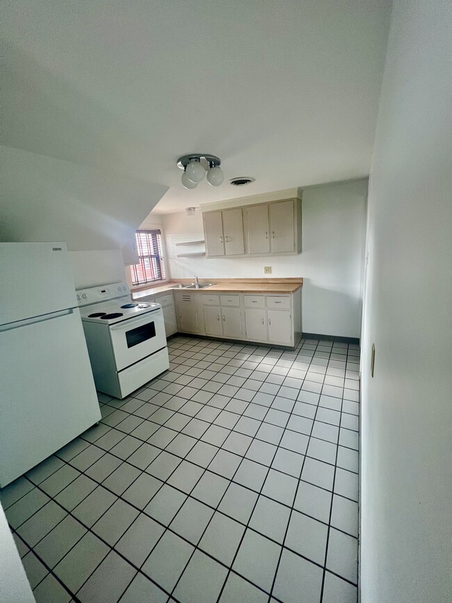 Kitchen - 165 Beeson Ave