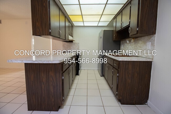 Building Photo - Spacious 2 Bedroom, 1 Bathroom- Pool - Laundry on Site- Fully Tiled- Central AC