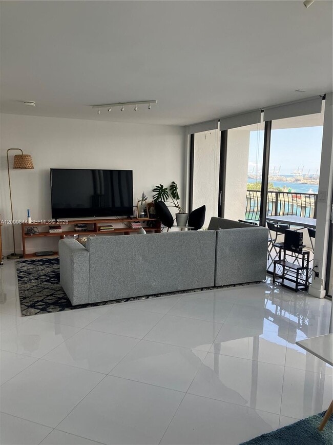 Foto del edificio - 555 NE 15th St