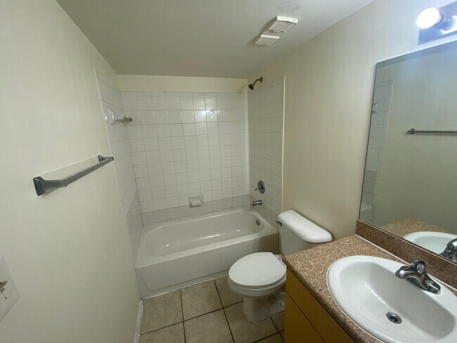 Foto del edificio - 1068 N Benoist Farms Rd