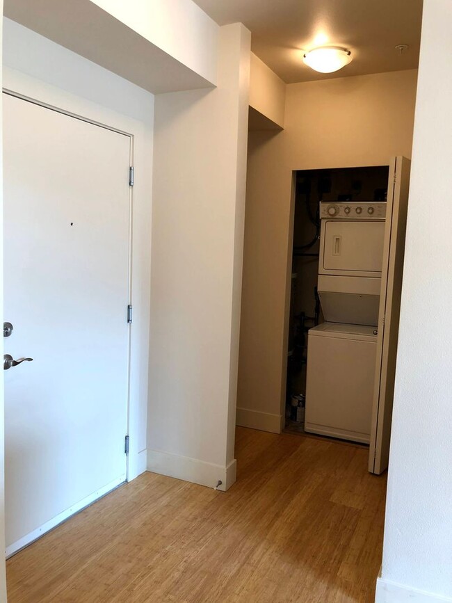 Building Photo - 1 Bedroom in Downtown Tacoma