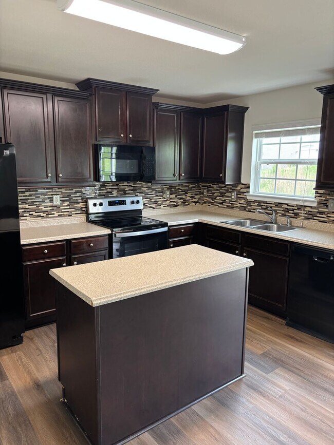 Foto del edificio - Large Four Bedroom Home In North Charlotte