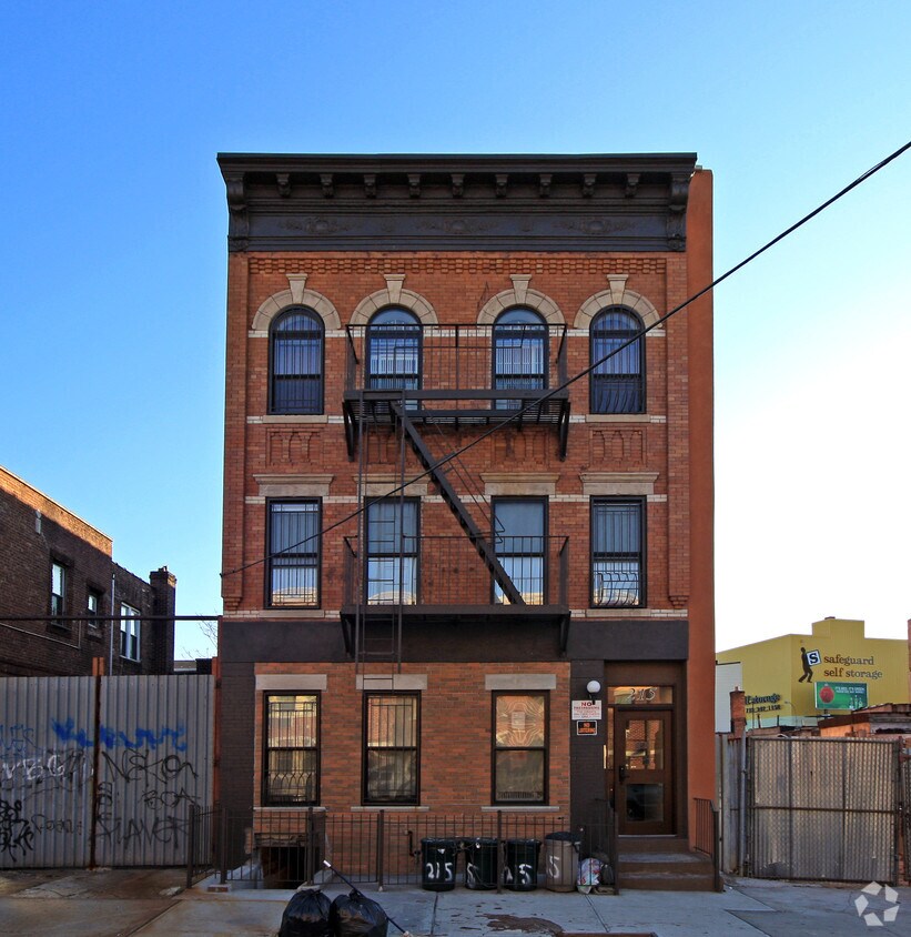 Foto principal - 215 Mother Gaston Blvd